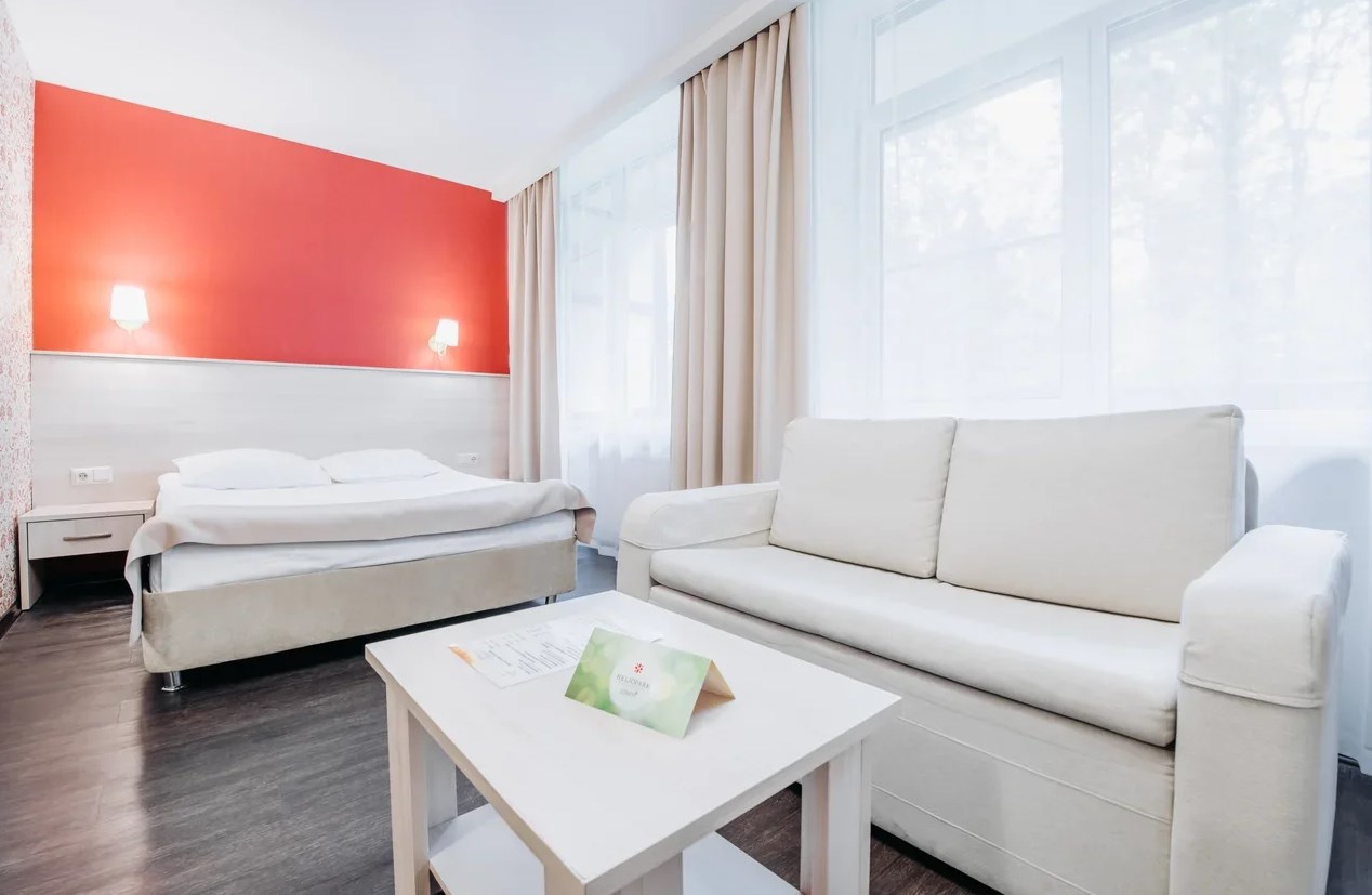 Номер 2-x местный улучшенный стандарт с диваном, корпус 7 в отеле lesnoy