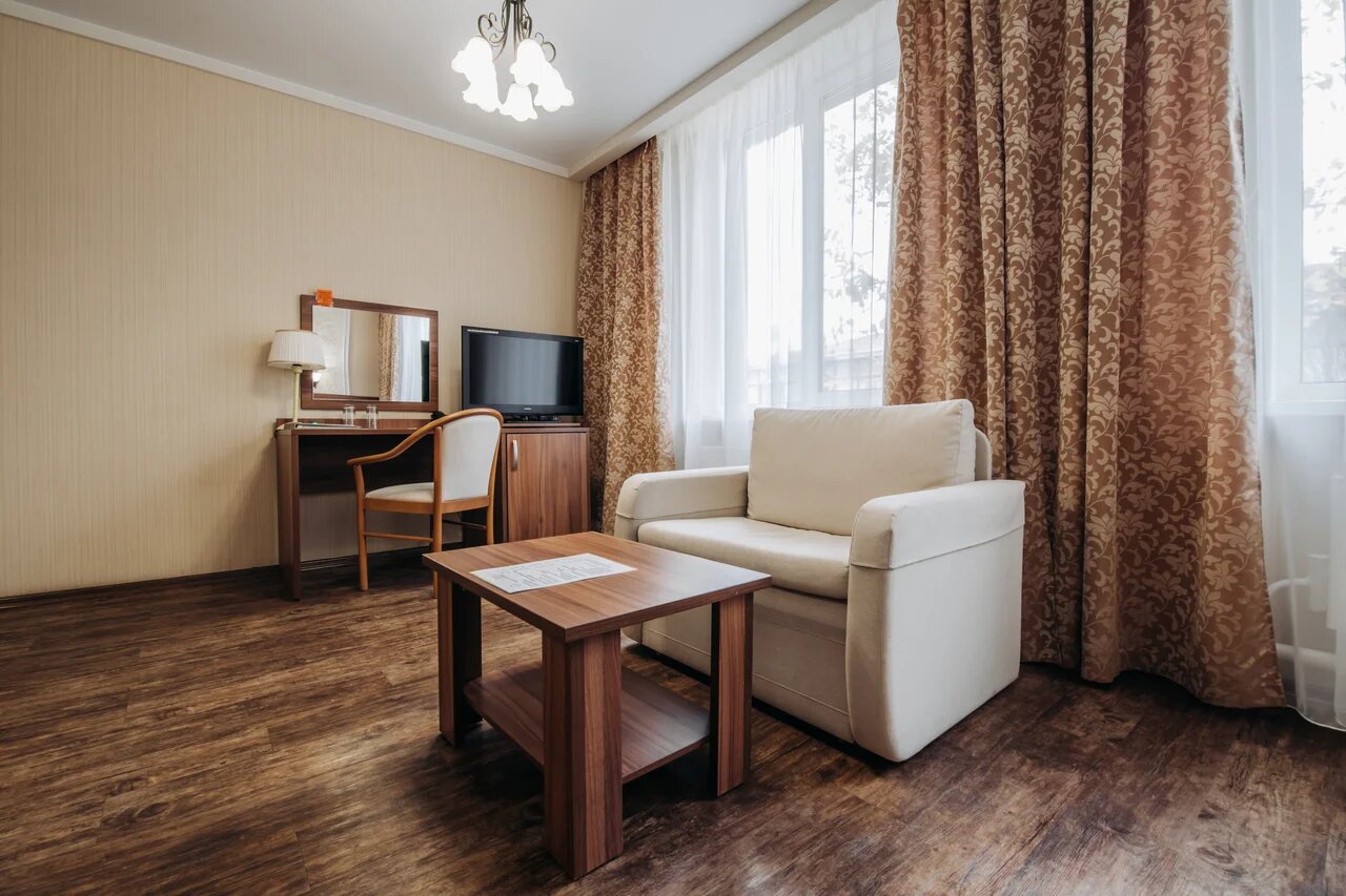 Номер 2-x местный улучшенный стандарт с креслом, корпус 1-5 в отеле lesnoy